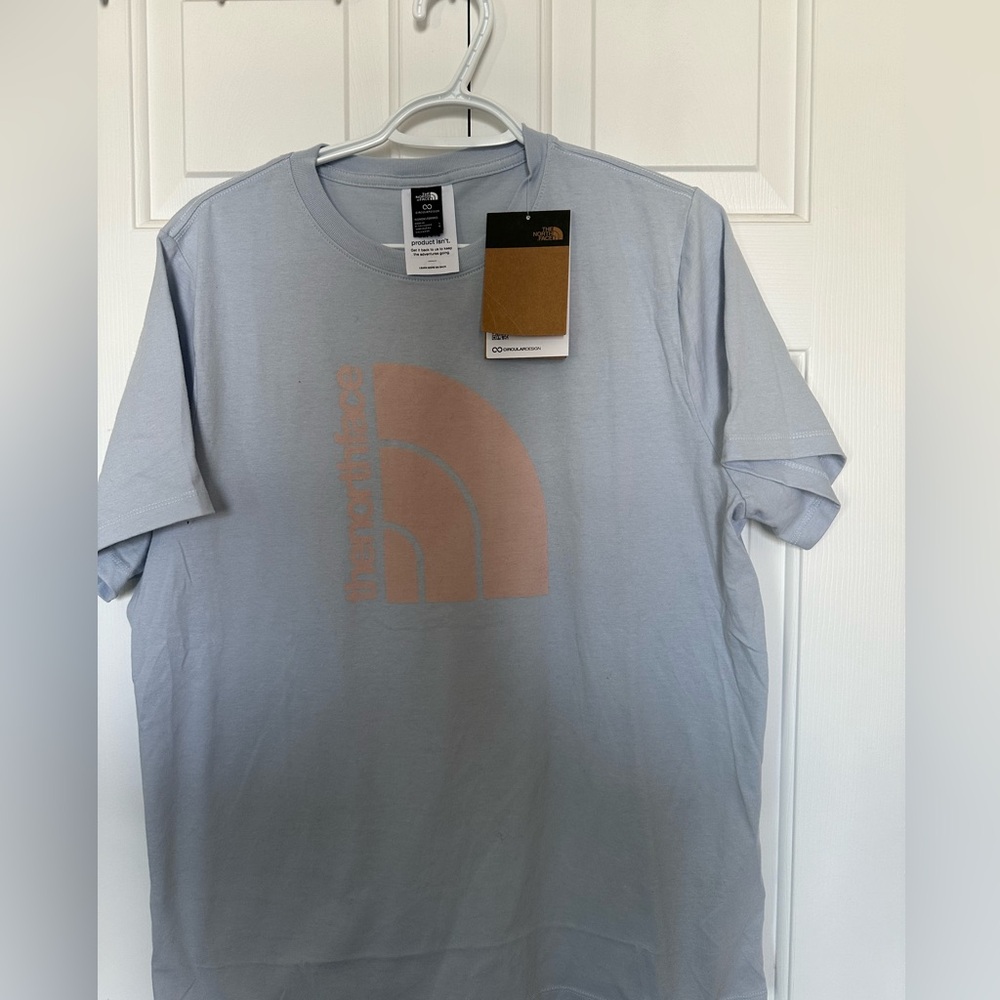 North face t shirt. Never been worn tags still attached